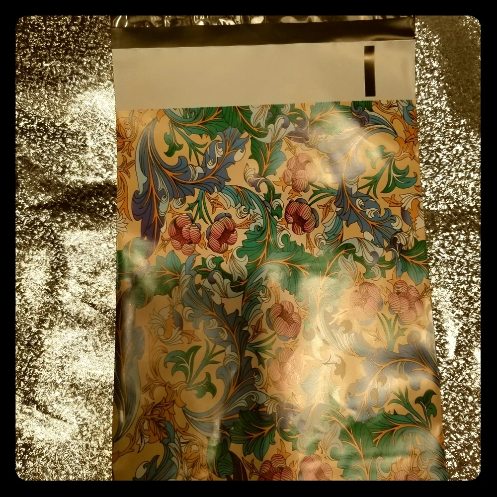 - Bundle Free: 8 Floral poly mailers